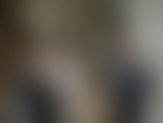 Paar unterzeichnet gemeinsam mit einer Maklerin Immobilienunterlagen in einer Wohnung als Sinnbild für den Wohnungskauf nach Umwandlung
