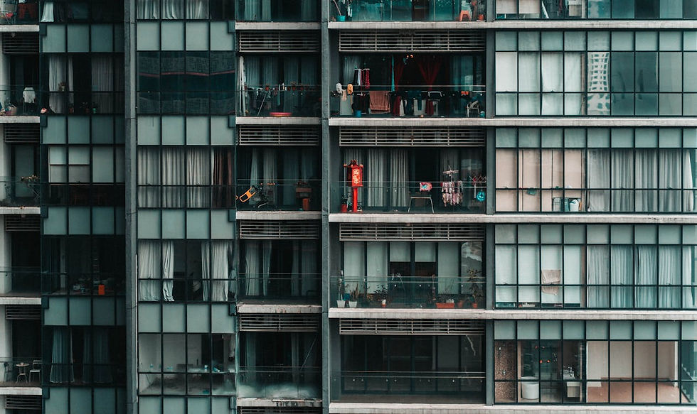 Moderne Mehrfamilienhausfassade mit Balkonen – sanierte Fassaden steigern den Immobilienwert