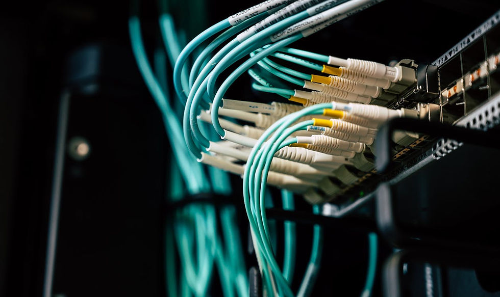 Verkabelung in einem Netzwerkschrank für moderne Telekommunikationsinfrastruktur
