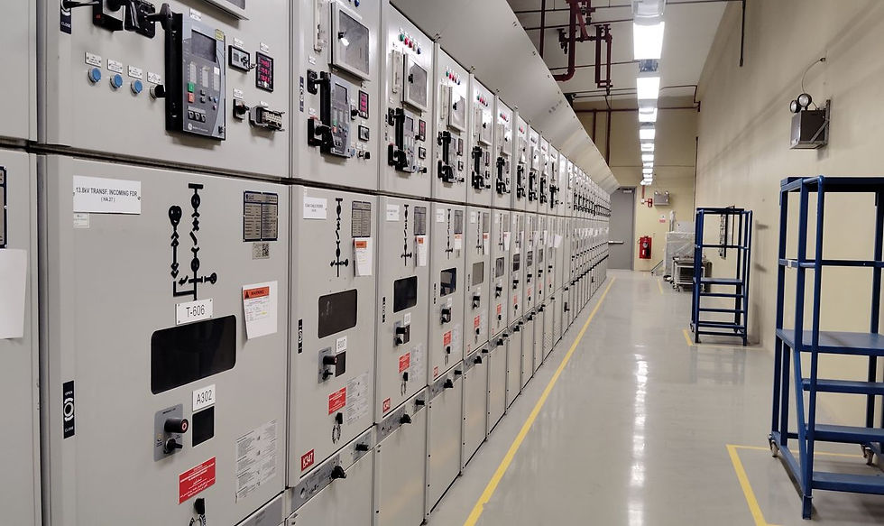 Reihe moderner Elektroverteilungen in einem Technikraum - normgerechte Zaehlerplaetze schaffen Raum fuer Messtechnik und Steuerung