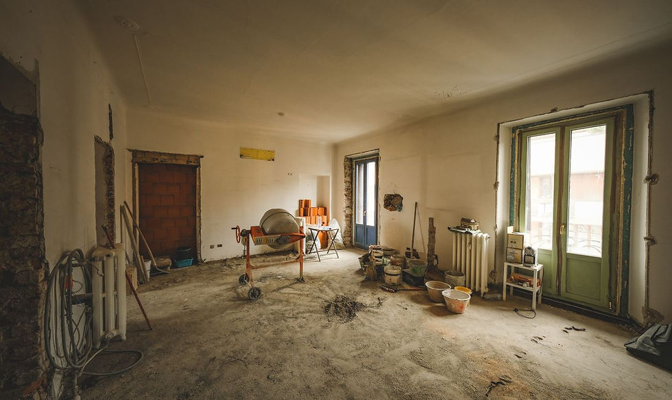 Wohnung im Rohbauzustand waehrend einer umfassenden Sanierung mit Baumaterialien und Werkzeug