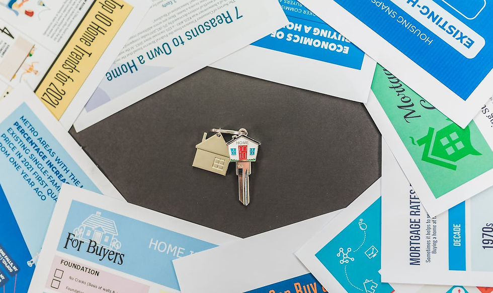 Hausschlüssel und Dokumente auf einem Tisch