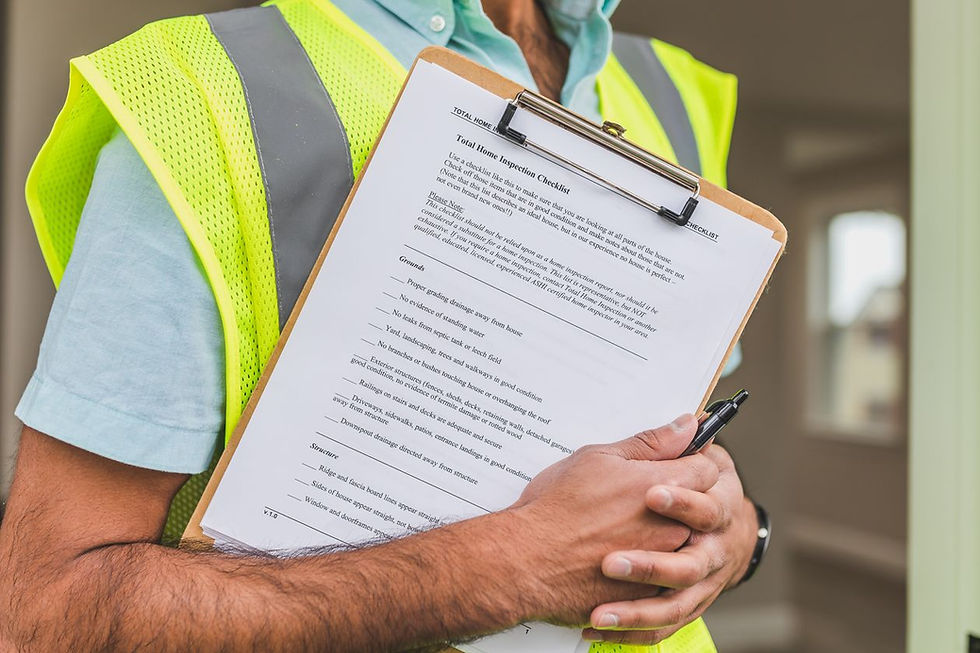 Person in Warnweste hält ein Klemmbrett mit Checkliste als Sinnbild für die regelmäßige Objektbegehung einer Wohnanlage