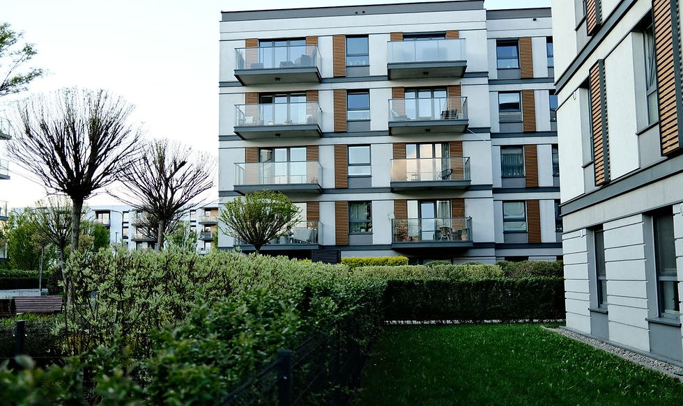 Modernes Mehrfamilienhaus mit Balkonen und Garten als Symbol für den Mieterwechsel im Mietshaus