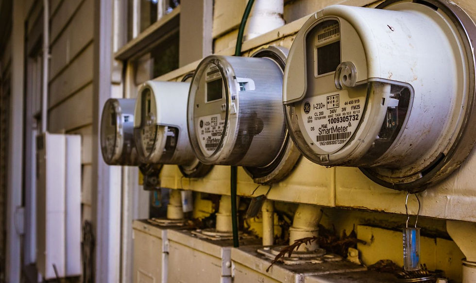 Mehrere elektronische Zaehler an der Aussenwand eines Wohngebaeudes als Sinnbild fuer moderne Verbrauchserfassung