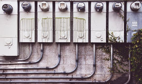 Elektroinstallation & E-Check im Mehrfamilienhaus 2026: Pflichten, Pruefintervalle und Kosten fuer WEG und Vermieter