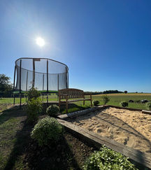 Terrain de pétanque et trampoline