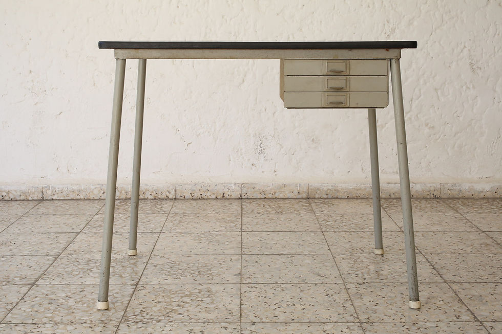 Thumbnail: שולחן כתיבה קטן מקסים ממתכת