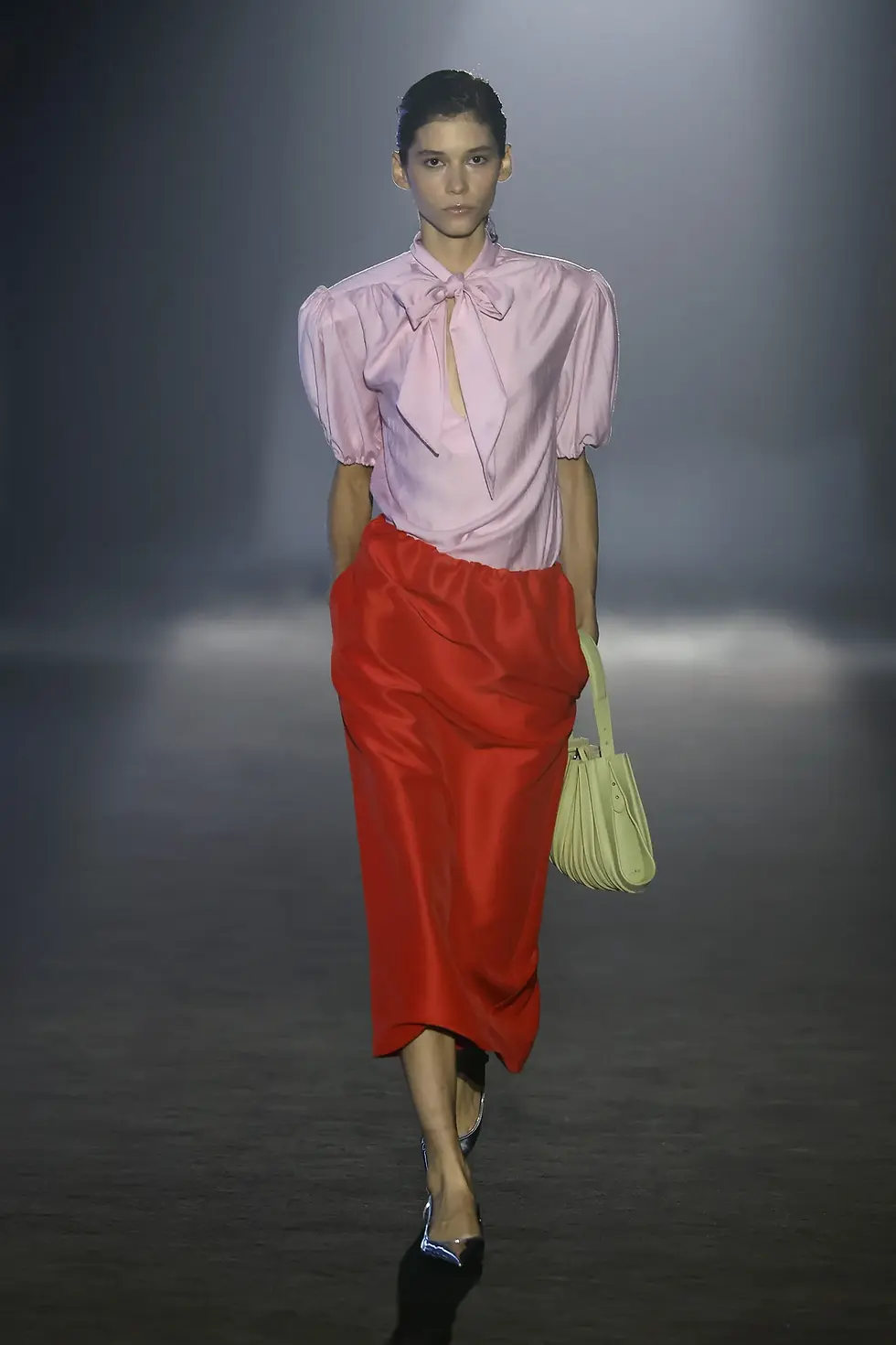 Diseño de Moisés Nieto para invitada elegante en una boda de verano.