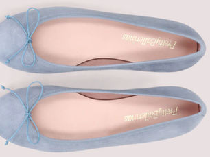 Bailarinas en color azul hielo elegantes y versátiles para looks de primavera