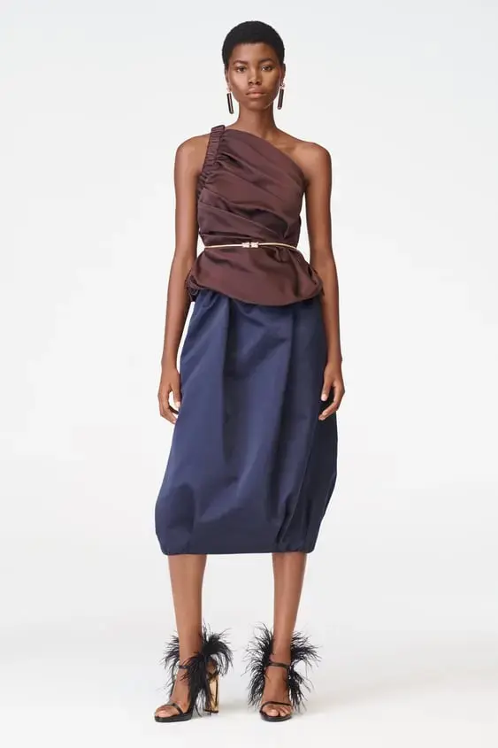 Da un toque de glamour a tu look especial con un cinturón de fiesta sobre una elegante blusa. Resalta tu estilo único y brilla en cualquier ocasión con esta combinación chic y sofisticada