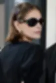 Kaia Gerber con diadema rÃgida efecto carey y gafas oscuras tendencia 2026