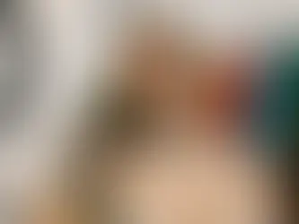 Sesión presencial de colorimetría con una asesora colocando un pañuelo bajo el rostro para observar la reacción de la piel.