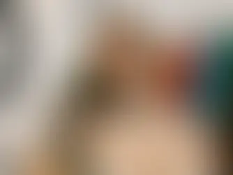 Sesión presencial de colorimetría con una asesora colocando un pañuelo bajo el rostro para observar la reacción de la piel.