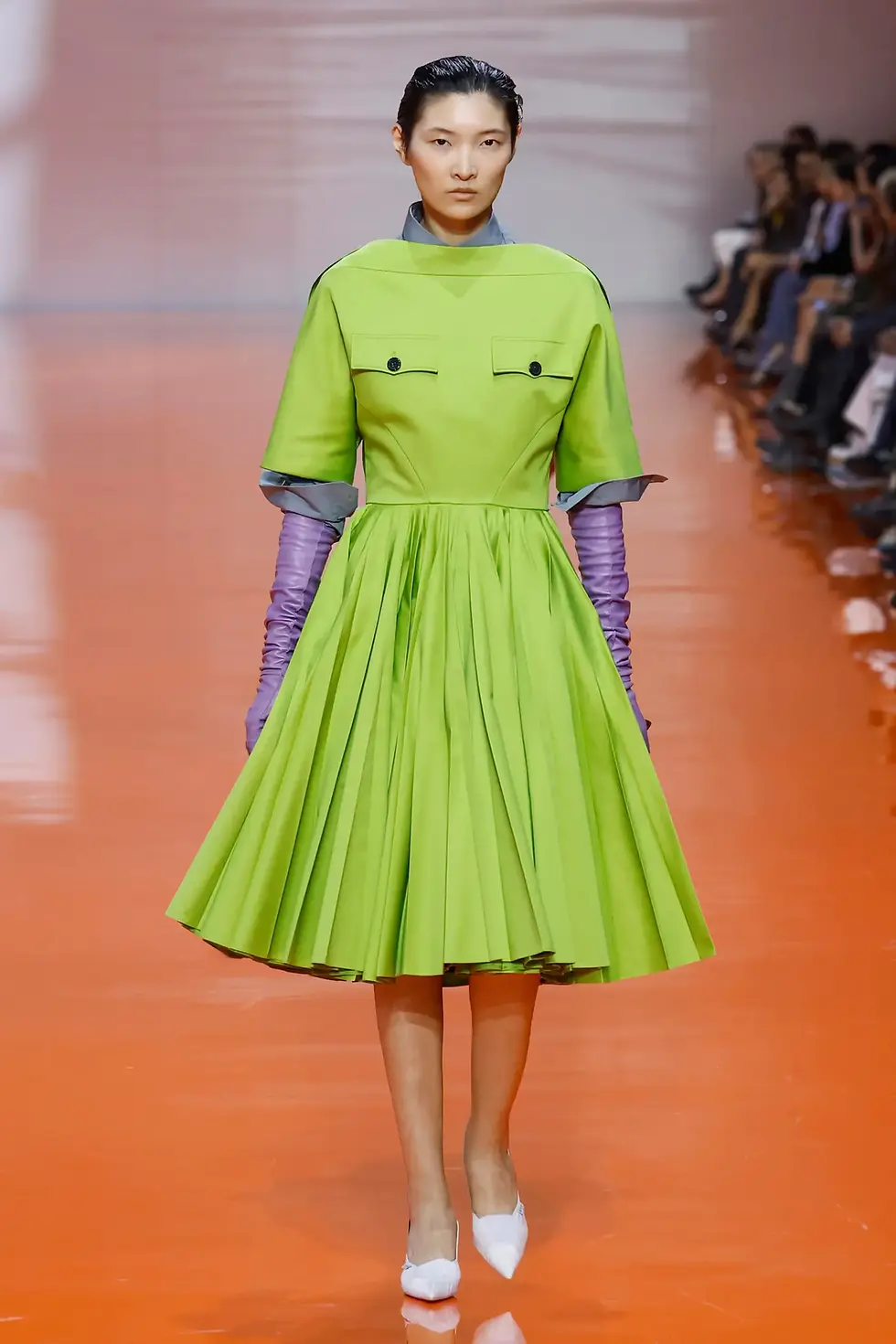 vestido verde lima Prada tendencia primavera verano 2026 combinación con lila