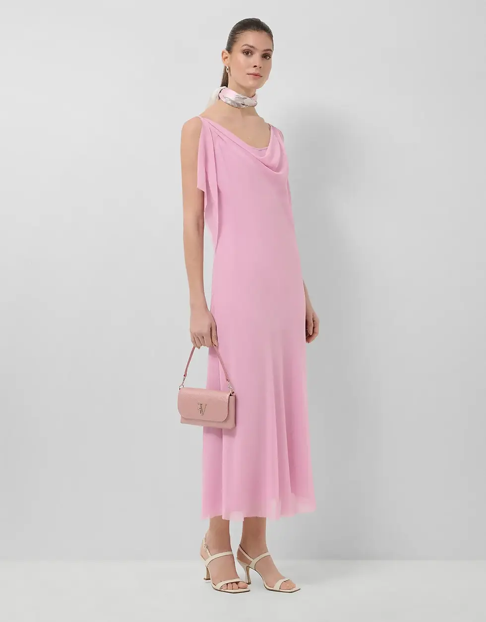 Vestido midi azul de Roberto Verino para invitada de boda en verano.