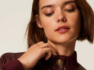 Chaqueta bomber mujer burdeos de Twinset en versión elegante, tendencia primavera 2026