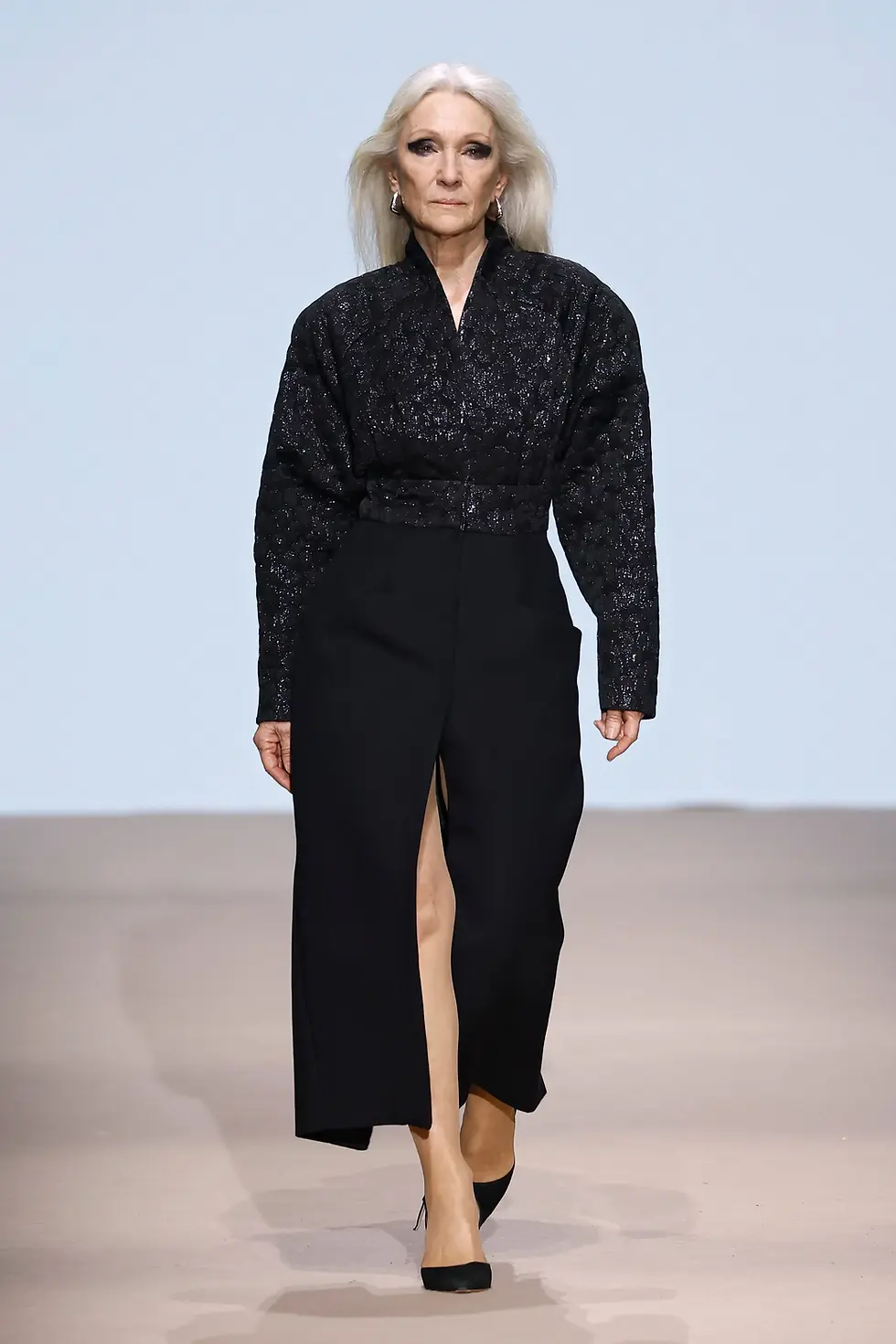 Vestido negro elegante de Ángel Schlesser con silueta depurada en pasarela