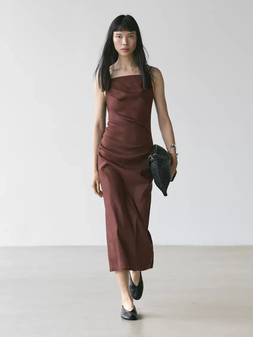 Vestido midi de lino chocolate de Massimo Dutti elegante minimalista verano 2026