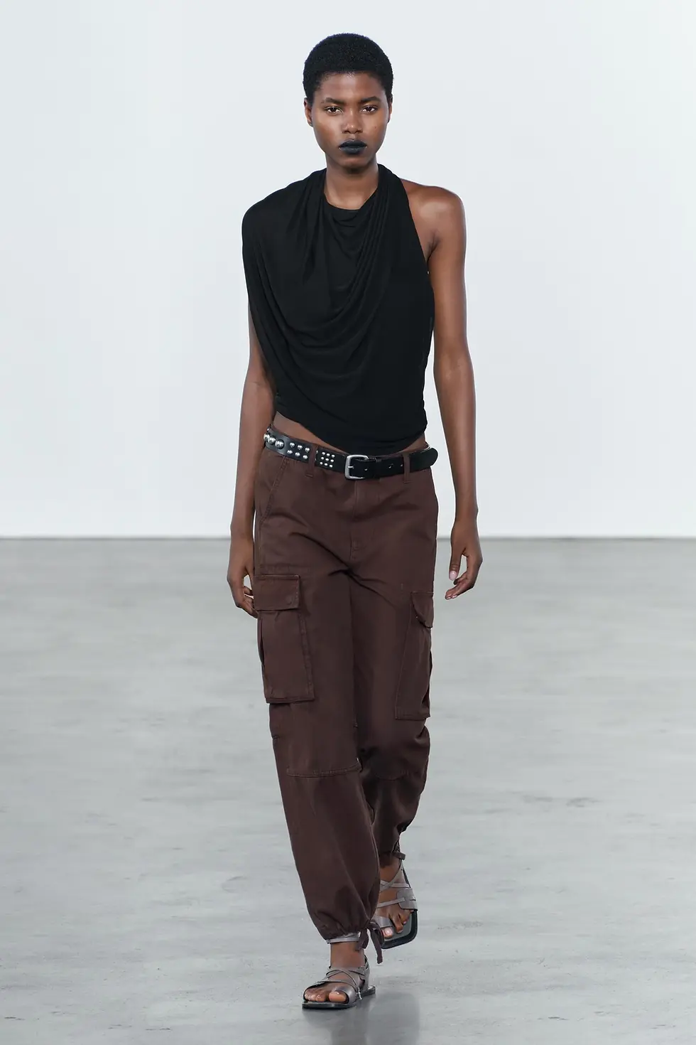 Combina un pantalón marrón chocolate con un top negro ¡claro que sí!