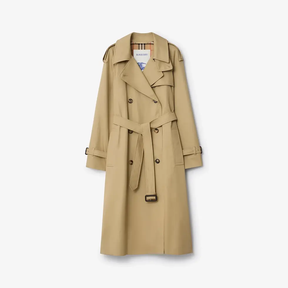 El trench coat de Burberry es una de las prendas más universales y atemporales del armario contemporáneo. Su equilibrio entre funcionalidad y elegancia lo ha convertido en una de las piezas más copiadas y falsificadas de la historia de la moda.