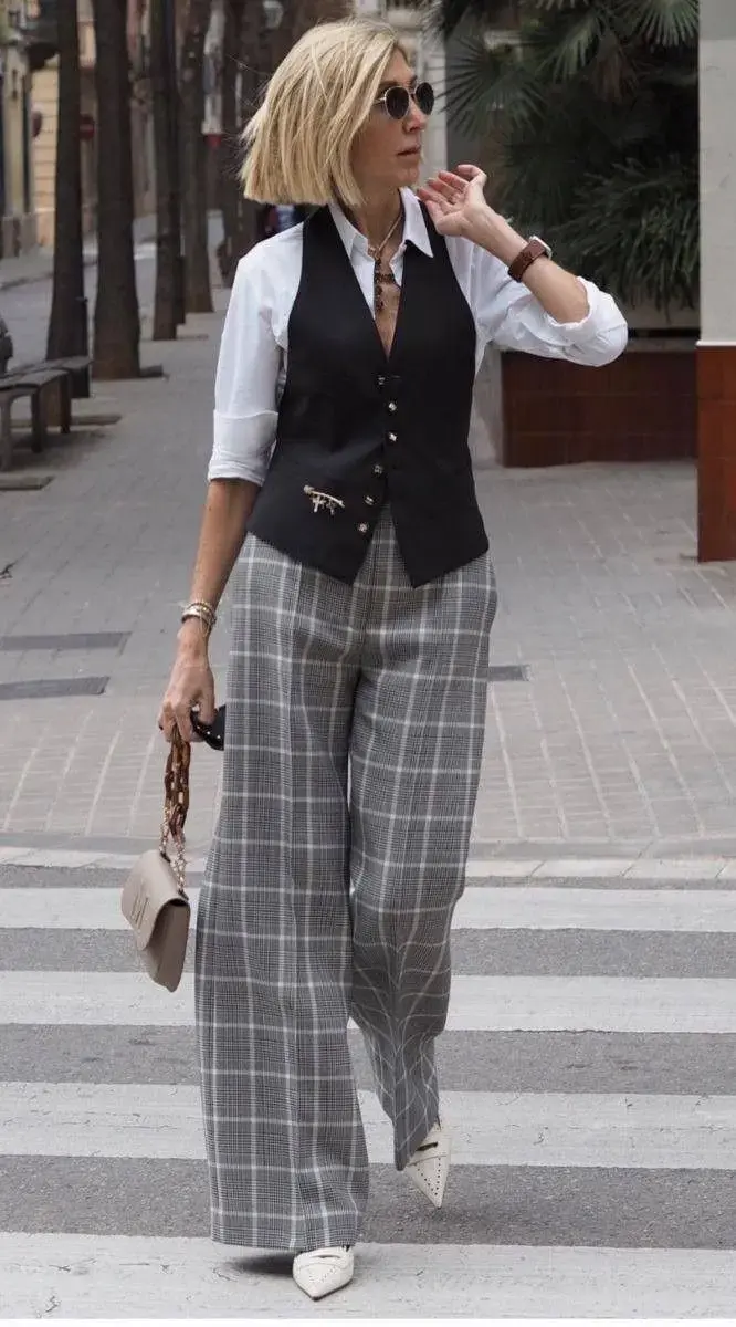 Chaleco sastre gris con pantalón de pinzas en tendencia chalecos primavera 2026