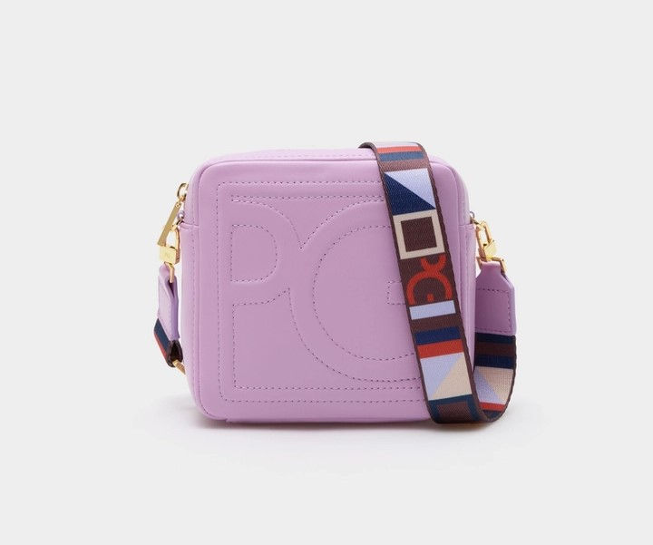 Bolso de Purificación García en color lavanda tendencia complementos verano 2026