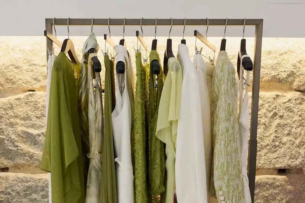 Colección Luz Serena de Roberto Verino presentada en Madrid es Moda con prendas en tonos verdes y neutros