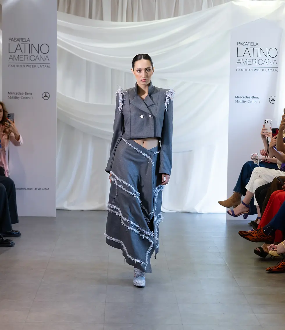 Conjunto gris deshilachado de Paulina Luna durante Fashion Week Latam Madrid.