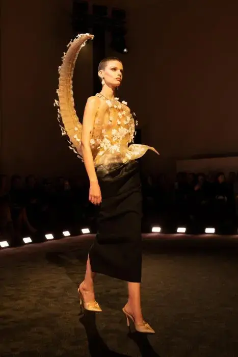 Diseño de Schiaparelli en la Alta Costura París Primavera Verano 2026 con silueta artistica y volumen extremo.
