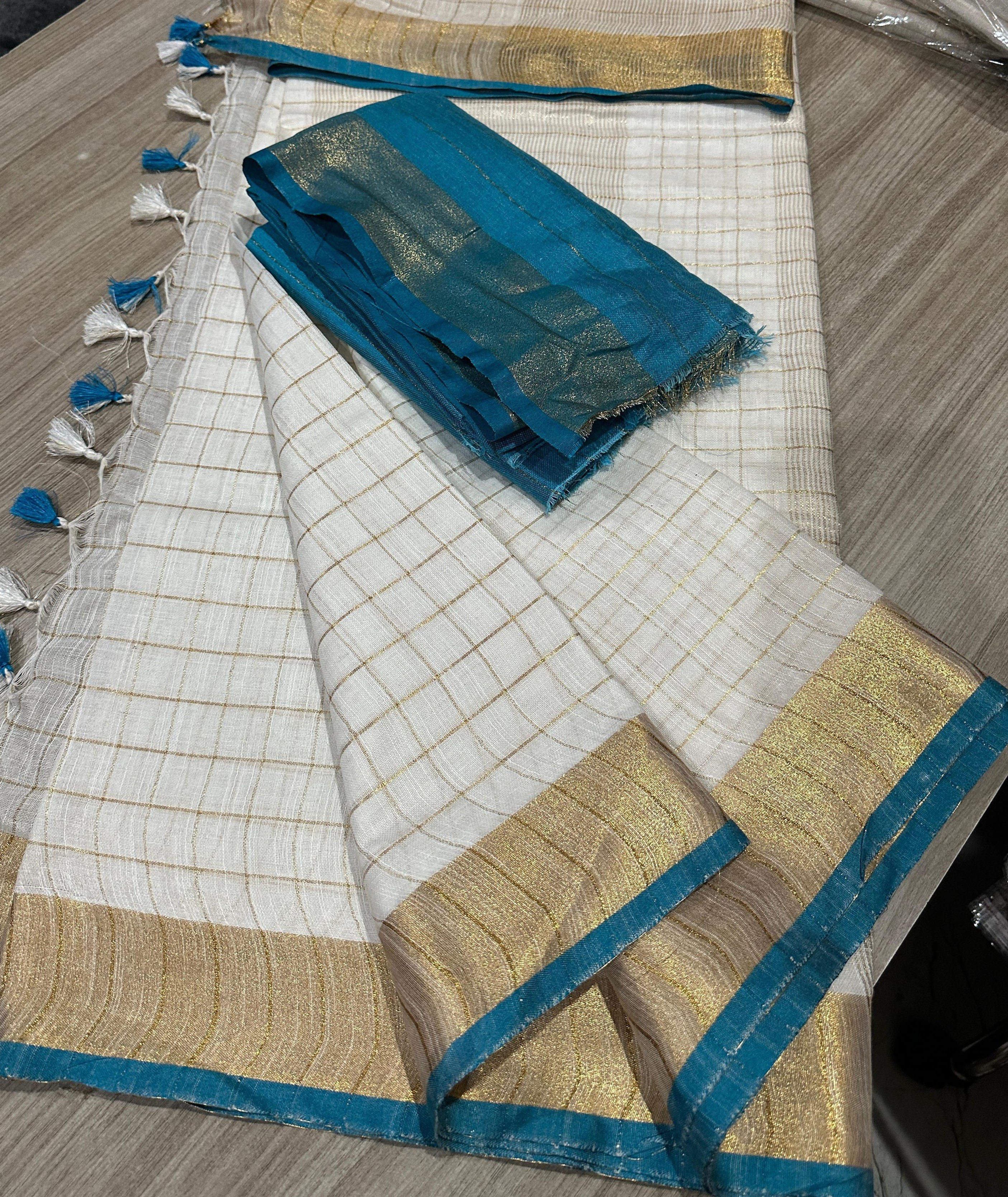 Vanilla Horizon Linen Checks Zari Border Saree