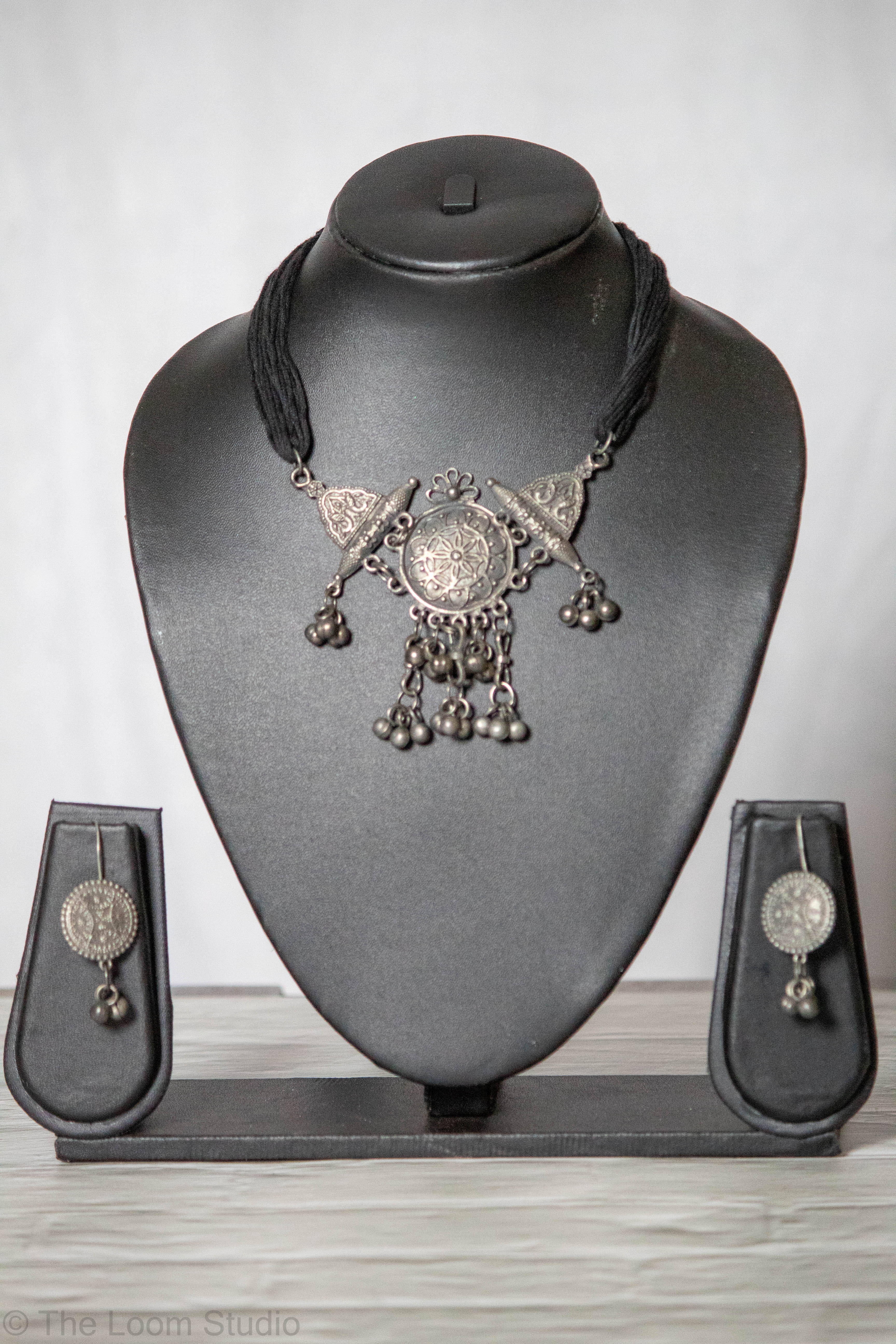 Black Polish Round Choker Set with Earrings