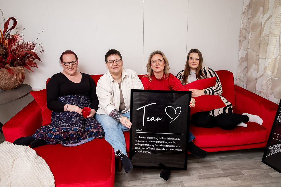 Tilitoimisto Pro-Sentin tiimi valmiina huolehtimaan yrityksesi kirjanpidosta.