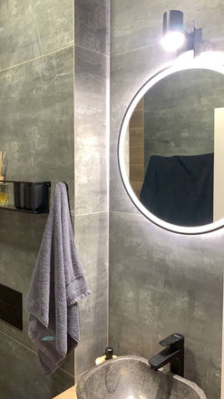 Světlé umyvadlo v tmavém stylu