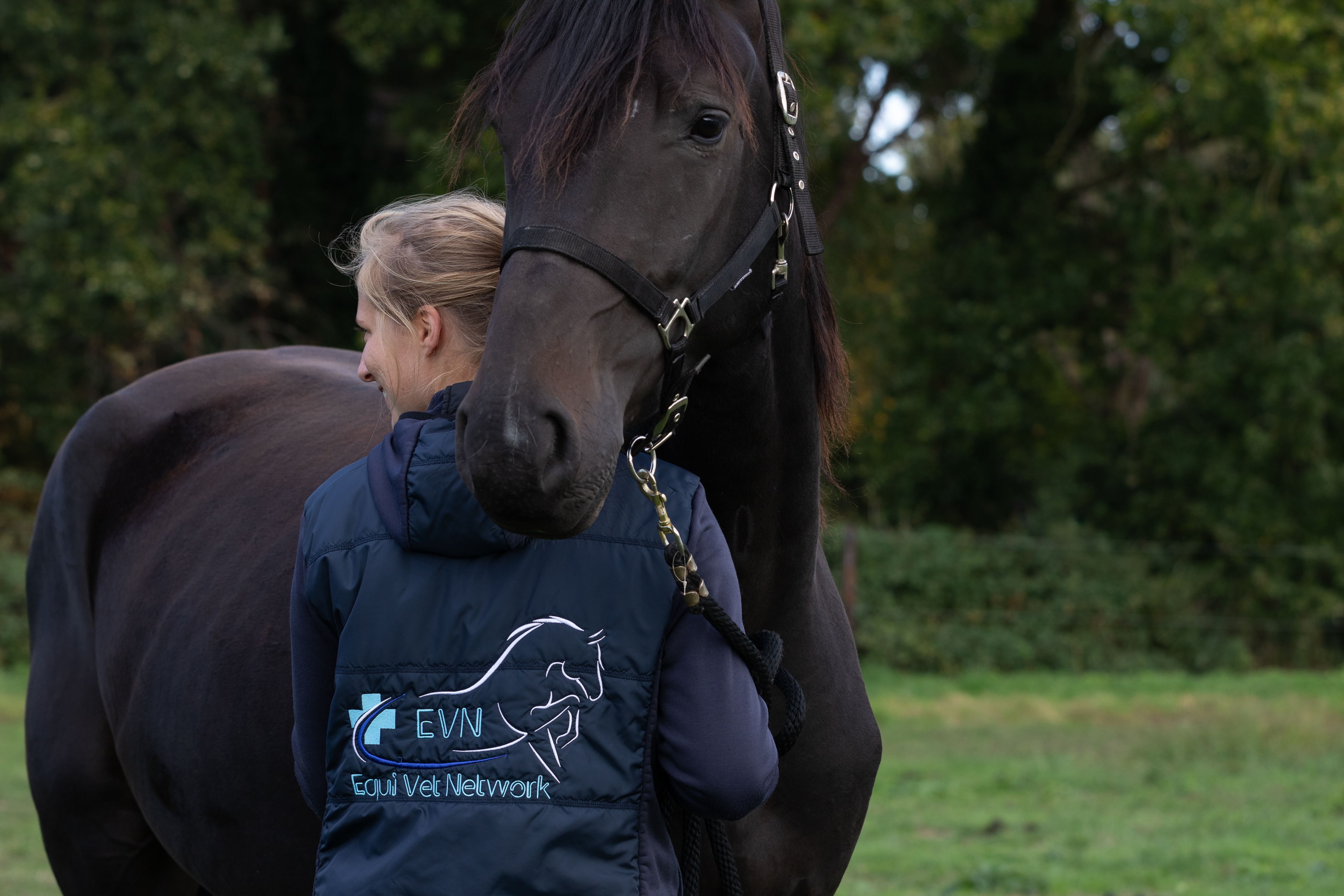 Eileen Geerinckx, paardendierenarts bij Equi Vet Network, vaccineert een paard in Laarne