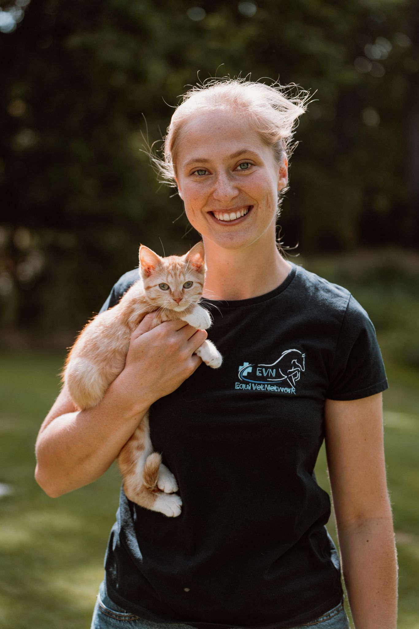 Dierenarts Eileen Geerinckx verzorgt een kitten – Equi Vet Network Laarne, kleine huisdieren