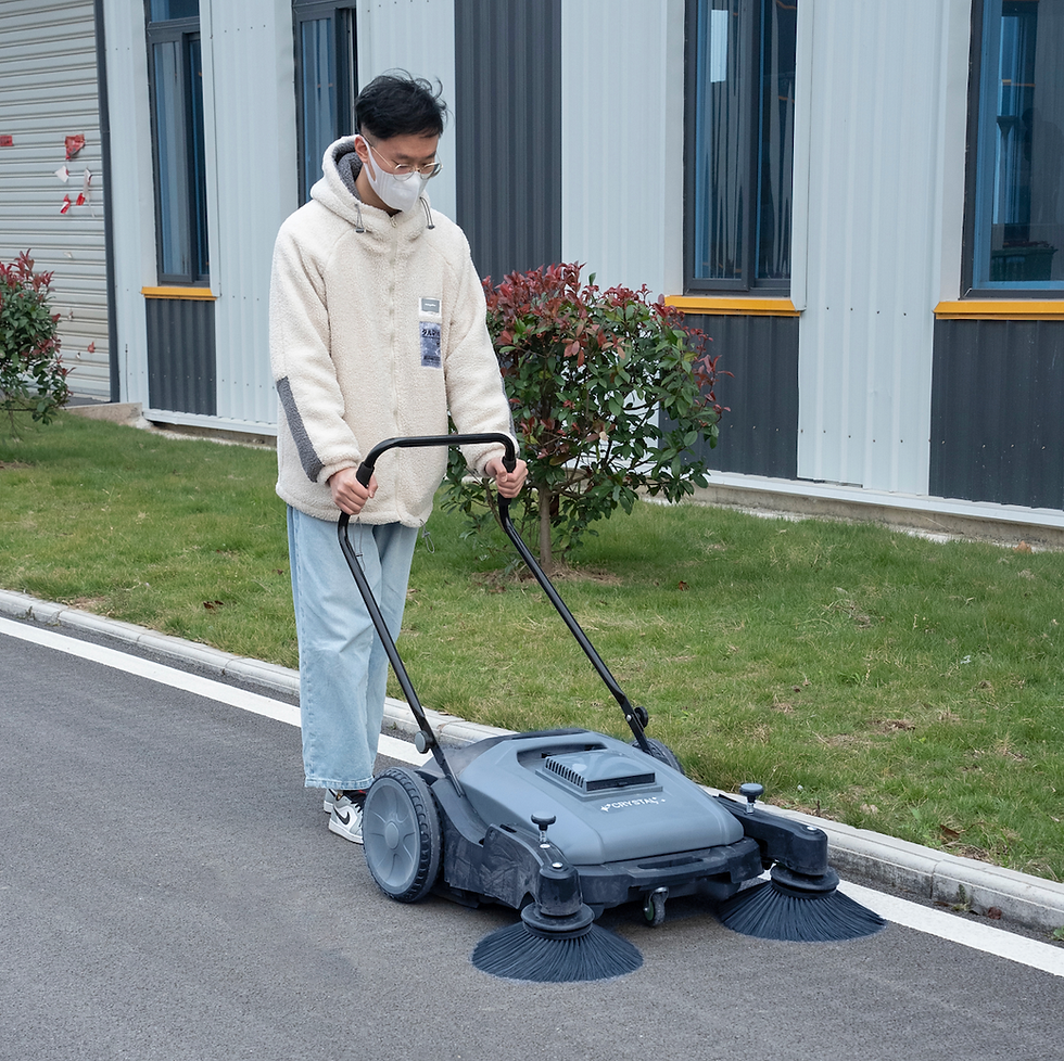 Thumbnail: Floor Sweeper BC39S with an additional set of side brushes and main broom