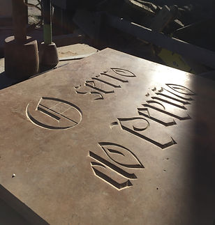 orde caos escultura cantería grabado a mano en piedra brasileña