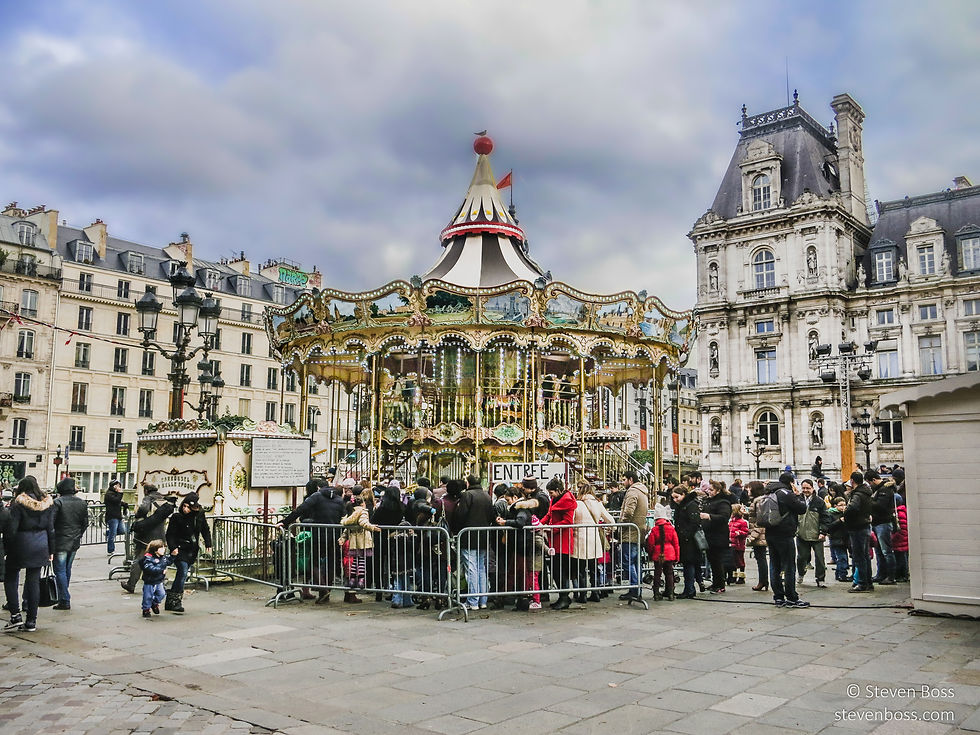 Hôtel de Ville - the Carrousel La Belle Epoque & the crowd lined up on Christmas Day, Paris, France