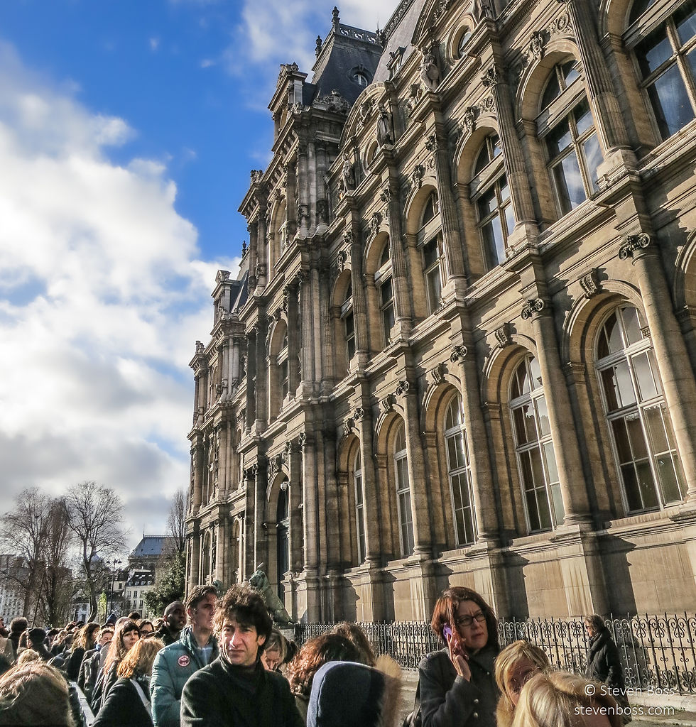 Hôtel de Ville - lining up for the Brassaï exhibit "Pour l'amour de Paris" on a sunny winter's day, Paris, France