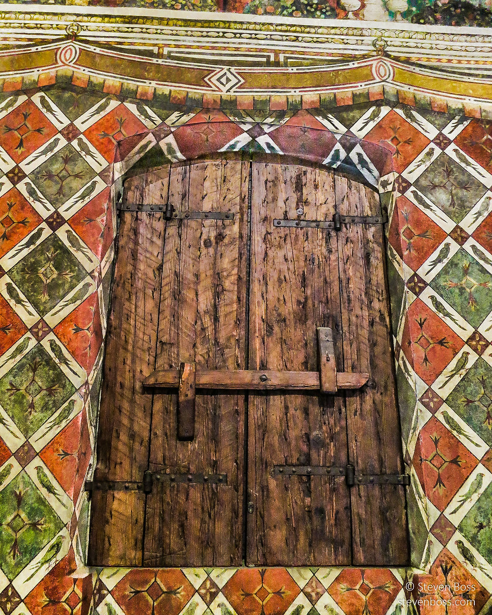 Palazzo Davanzati - Sala dei Pappagalli (Room of the Parrots) - closed & shut shutters & parrot-frescoed walls, Firenze, Italy