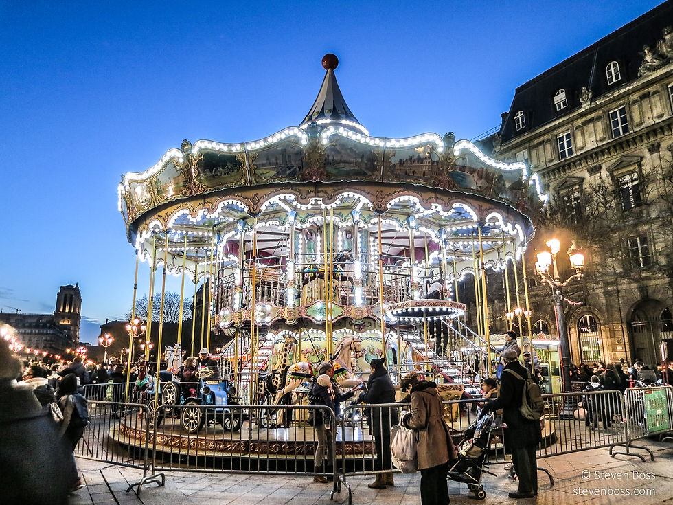 Hôtel de Ville - at night with the Carrousel La Belle Epoque out front, Paris, France