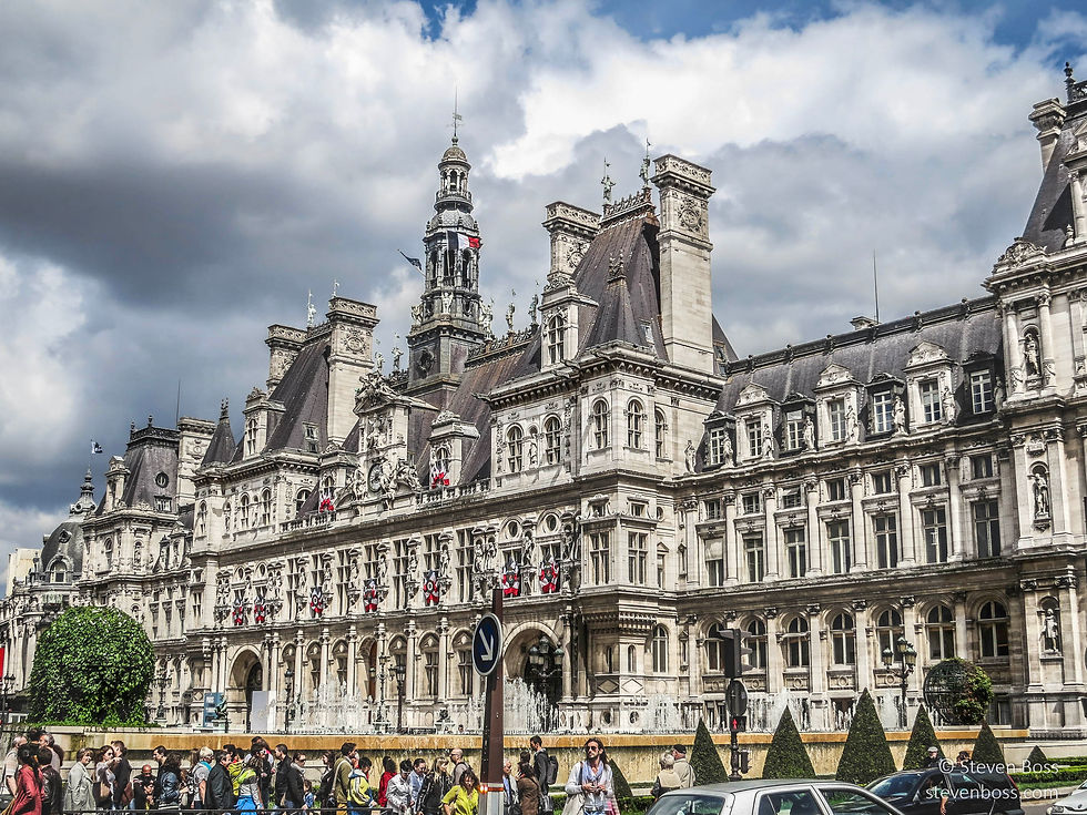 Hôtel de Ville - the long west façade behind the fountains, Paris, France