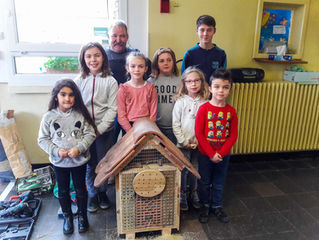 Périscolaire : les enfants construisent un hôtel à insectes