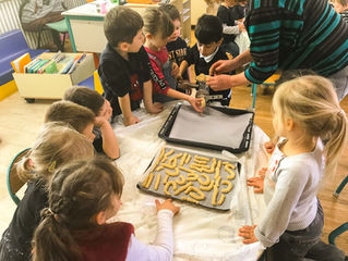 Les maternelles préparent les biscuits de Noël