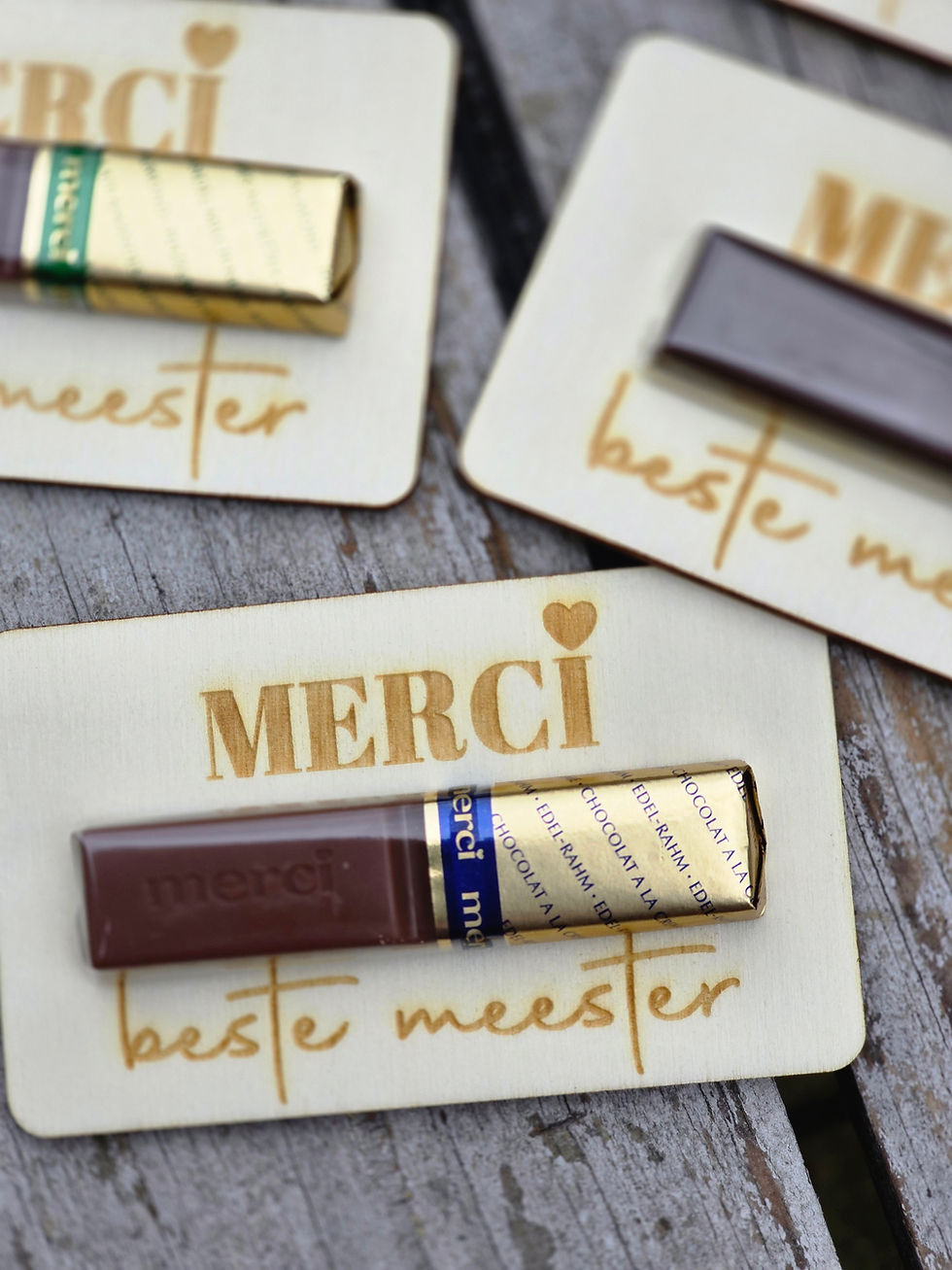 Thumbnail: Houten kaartje MERCI chocolade: juf, meester, dat jij er bent!, eigen tekst