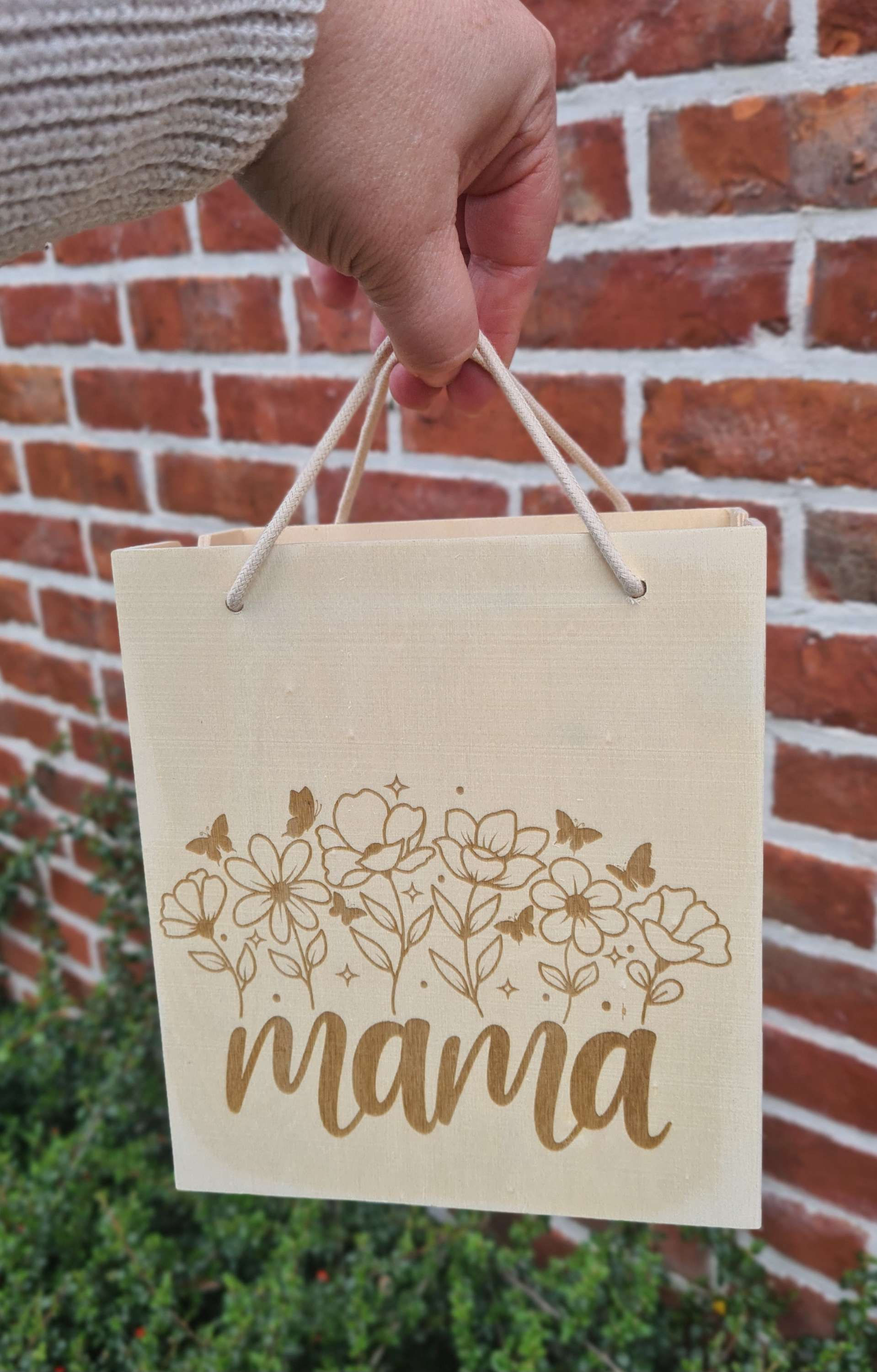 Houten 'zak' met gravering:  mama