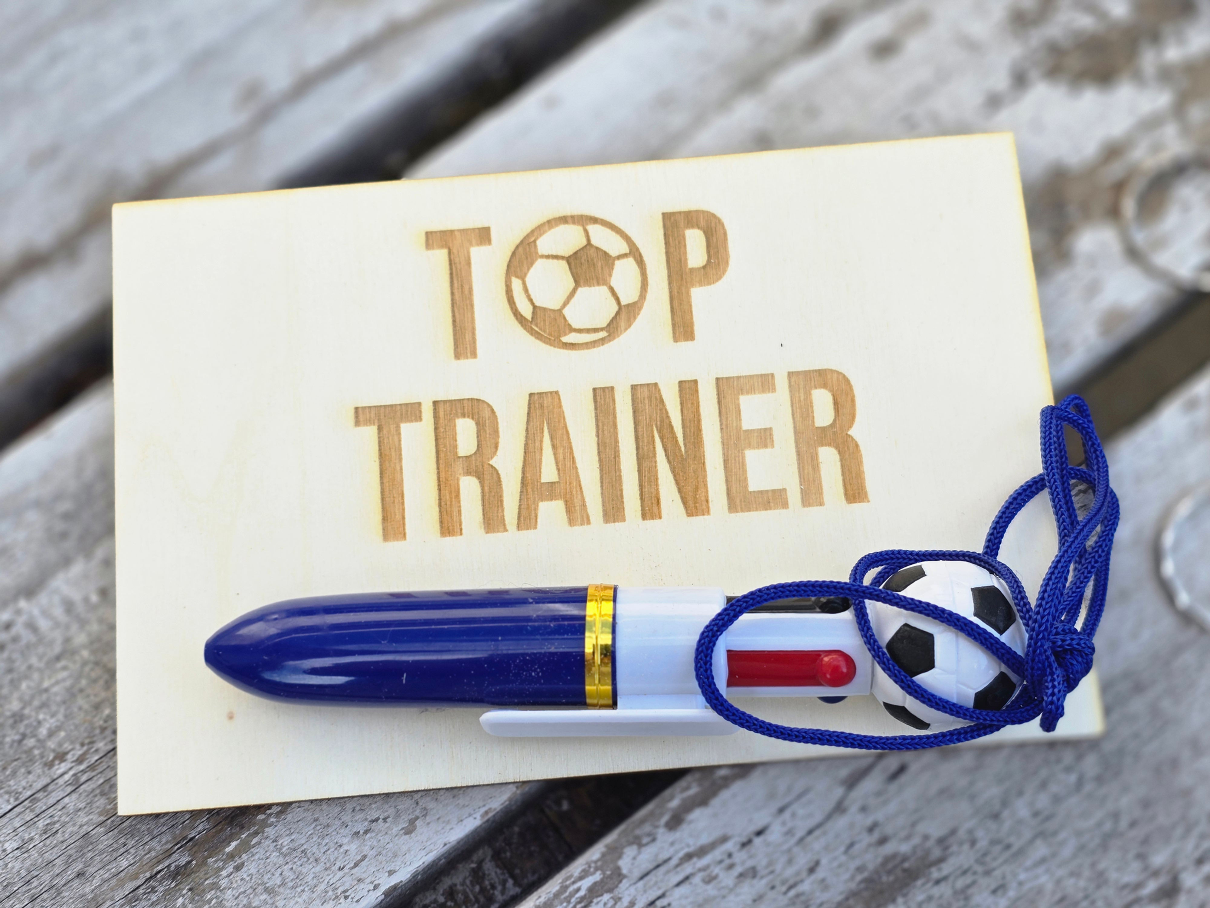 Houten kaartje met voetbal balpen TOPTRAINER