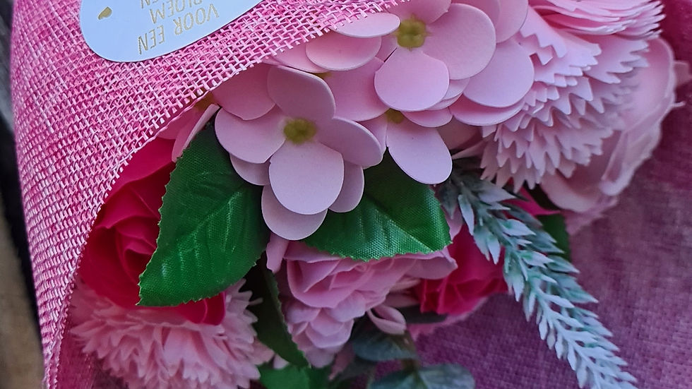 Thumbnail: Boeketje zeepbloemen voor de... juf, mama,... ROZE