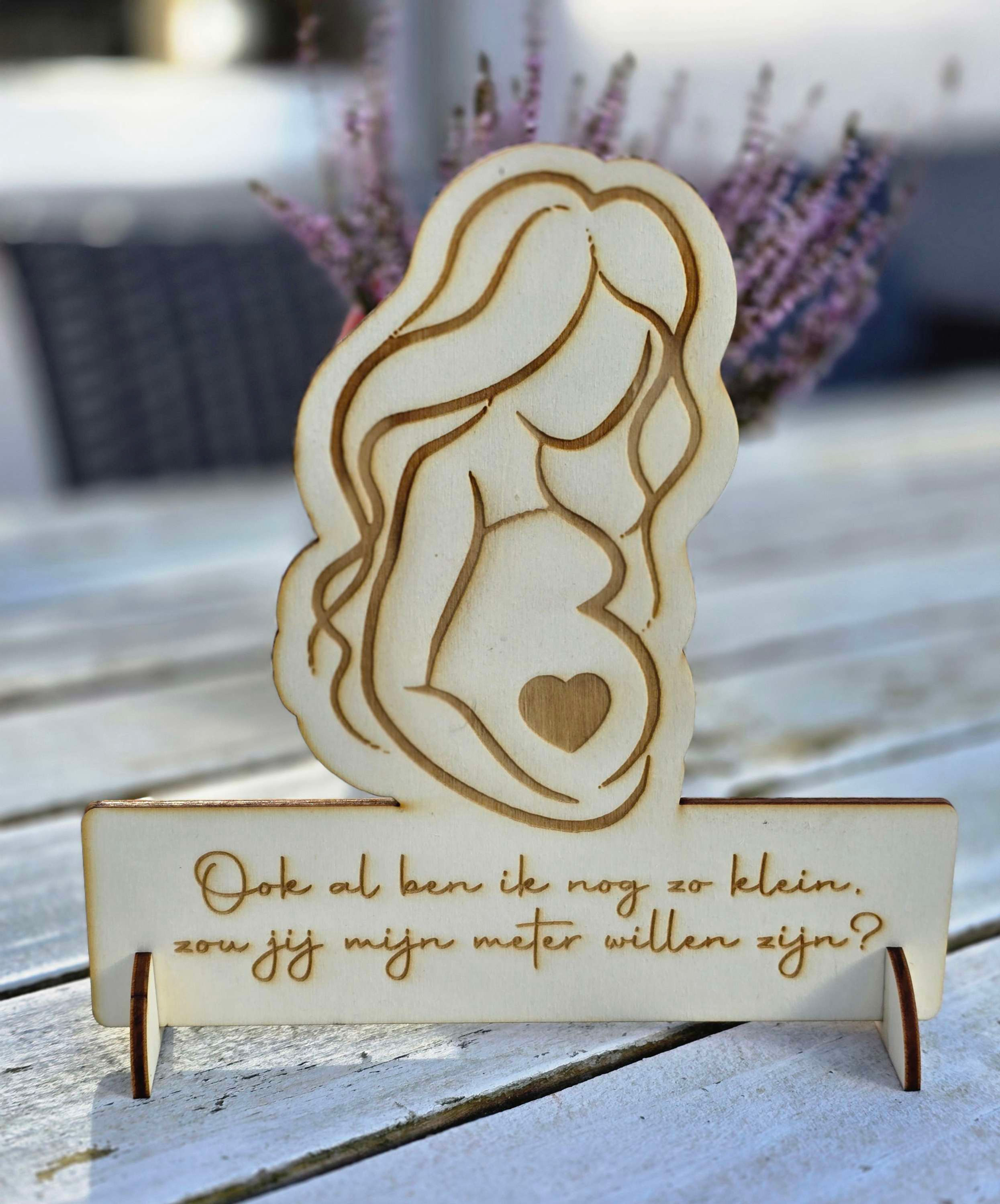 Houten zwangere vrouw met tekst naar keuze (20 op 20 cm)